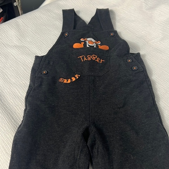 4/$15 Tigger short overalls 24m - Picture 1 of 4